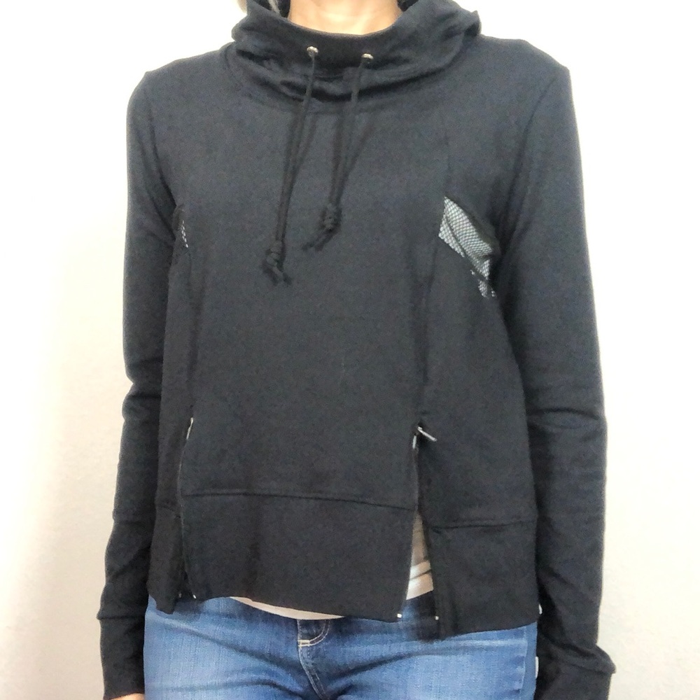 Long sleeve mesh inset dry wicking workout hoody